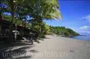 Bungalows und Strandbereich des Minahasa Lagoon Resorts (Manado, Indonesien) - Bungalows and Beach at the Minahasa Lagoon Resort (Manado, Indonesia)