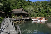 Restaurant des Minahasa Lagoon Resorts mit zwei Tauchbooten (Manado, Indonesien) - Restaurant and Dive boats at the Minahasa Lagoon Resort (Manado, Indonesia)