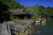 Restaurant des Minahasa Lagoon Resorts mit zwei Tauchbooten (Manado, Indonesien) - Restaurant and Dive boats at the Minahasa Lagoon Resort (Manado, Indonesia)