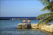 Liegestühle in der Lagune der Malediveninsel Elaidhoo (Ari-Atoll, Malediven, Indischer Ozean) - Beach of the Island Elaidhoo (Ari-Atoll, Maldives, Indian Ocean)