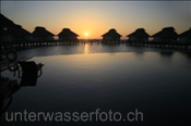 Poolbereich und Wasserbungalows der Malediveninsel Elaidhoo bei Sonnenuntergang (Ari-Atoll, Malediven, Indischer Ozean) - Sunset at the Island Resort Elaidhoo (Ari-Atoll, Maldives, Indian Ocean)