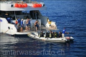 Taucher eines Safaribotes besteigen Schlauchboote welche sie zu den Tauchplätzen bringen (Ägypten, Rotes Meer) -  Diveboat and Divers (Aegypt, Red Sea)